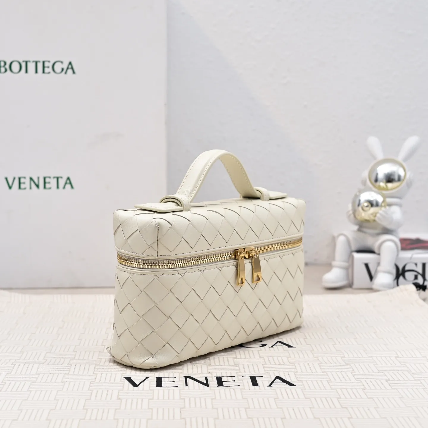 Batch 1360 Bottega Veneta 24 spring and summer woven zipper crossbody bag. A crossbody bag that can be used as a cosmetic bag. The exquisite weaving and compact body are an indispensable accessory for the upcoming summer. The double zipper also better protects the bag. It has a large capacity. If you like it, don’t miss it. Style number: 9109 Size: 22*12.5*5cm
